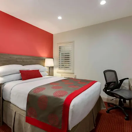 Ramada By Wyndham Oakland Downtown City Center Hotel Exterior photo